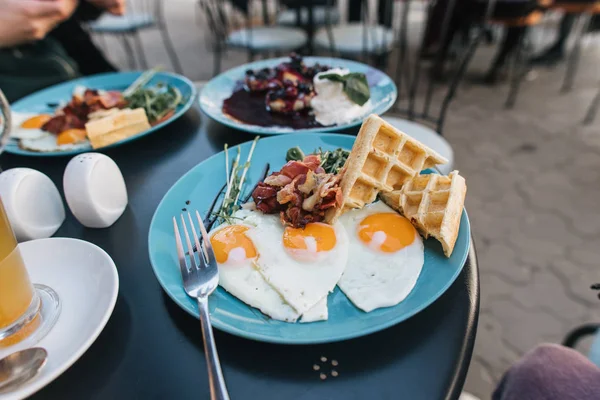 Pastırma ve tatlılar ile yumurta kahvaltı — Stok fotoğraf