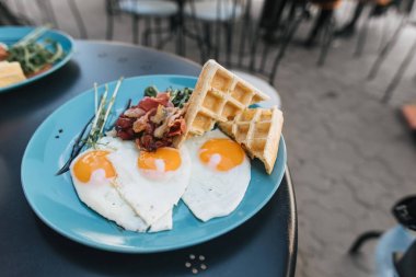 pastırma ve tatlılar ile yumurta kahvaltı