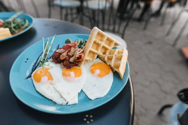 Сніданок з яйцями з беконом і цукерками — стокове фото