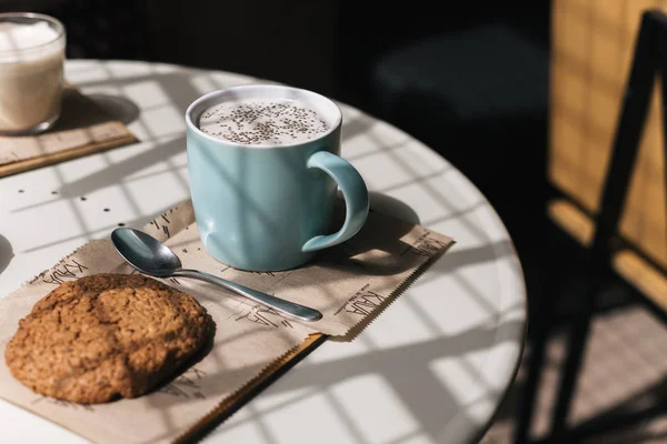 Стіл в кафе чашка кави і печива — стокове фото