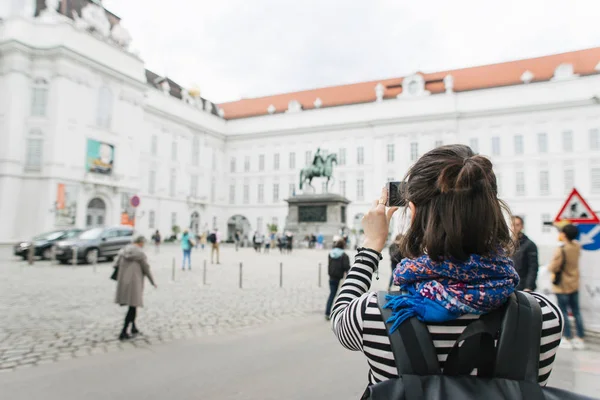 Дівчина подорожі по Австрії у Відні робить фотографію в місті — стокове фото