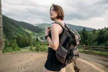 turistler dağlar arasındaki yol boyunca seyahat