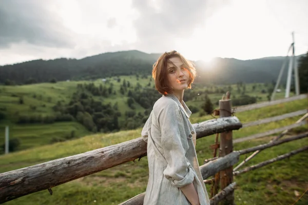 Girl in the field at sunset — Stock Photo, Image