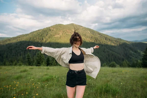 Девушка путешественник, руки вытянуты, на фоне горных вершин, Карпаты, Украина — стоковое фото