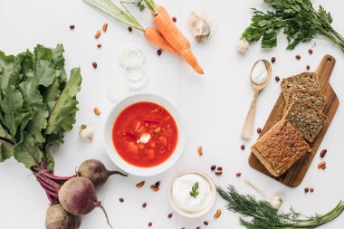 Ana maddeler - sebze borsch (pancar, lahana, havuç, patates, domates) yemek pişirmek için. Üstten Görünüm.