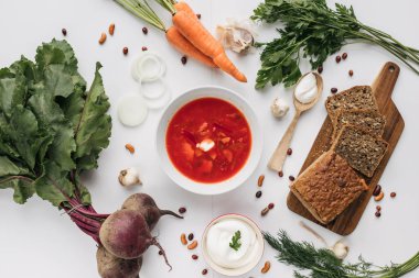 Ana maddeler - sebze borsch (pancar, lahana, havuç, patates, domates) yemek pişirmek için. Üstten Görünüm.