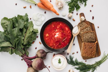 Ana maddeler - sebze borsch (pancar, lahana, havuç, patates, domates) yemek pişirmek için. Üstten Görünüm.