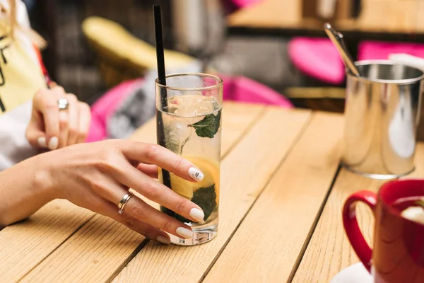 ahşap arka plan üzerinde nane ve limon ile soğuk limonata cam