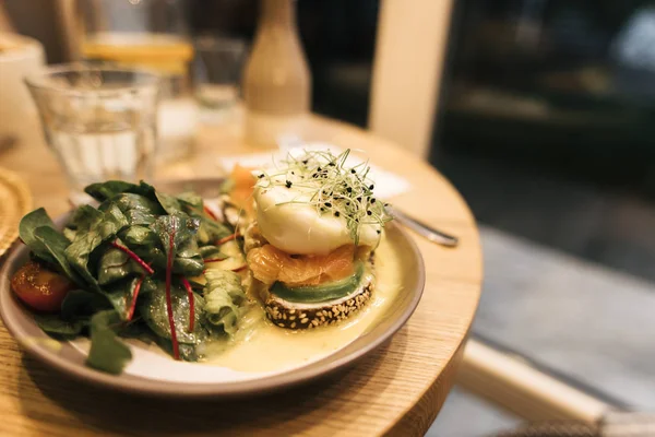 Somon ve avokado ve tavuk ve kuskus ile bir kase ile rahat bir kafe tost öğle yemeği, üst görünümü — Stok fotoğraf