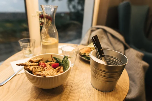 Somon ve avokado ve tavuk ve kuskus ile bir kase ile rahat bir kafe tost öğle yemeği, üst görünümü — Stok fotoğraf