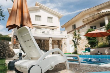 Havuzlu bir villa, güzel bir yaz tatili.