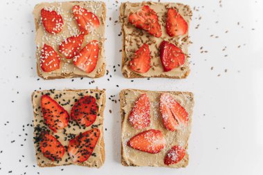 Fıstık ezmeli ve çilekli tost ekmeği