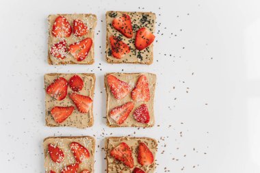 Fıstık ezmeli ve çilekli tost ekmeği