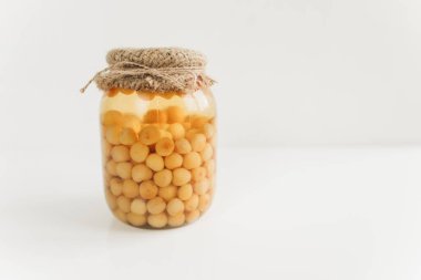 Beyaz üzerine konserve kiraz kavanozu