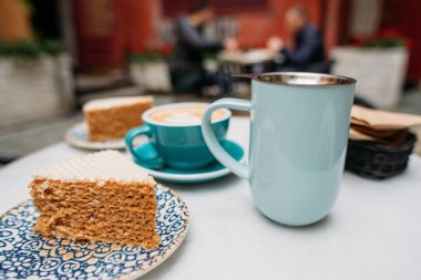 Bir fincan mis kokulu kahve, bir latte ve bir tatlı - bir waffle keki.