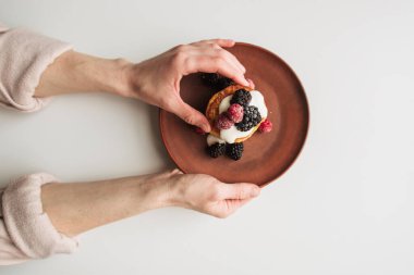 Böğürtlenli ve ekşi kremalı peynirli kek.