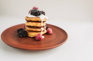 Böğürtlenli ve ekşi kremalı peynirli kek.