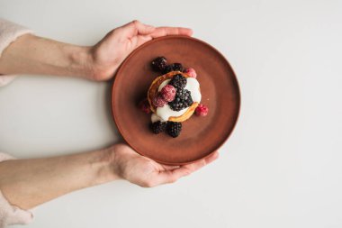 Böğürtlenli ve ekşi kremalı peynirli kek.