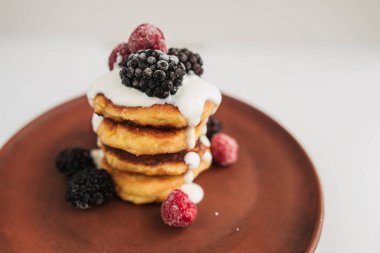 Böğürtlenli ve ekşi kremalı peynirli kek.