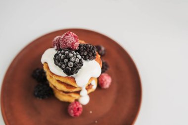 Böğürtlenli ve ekşi kremalı peynirli kek.