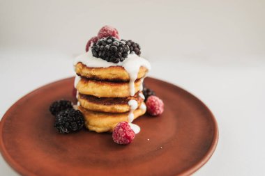 Böğürtlenli ve ekşi kremalı peynirli kek.