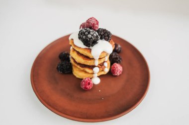 Böğürtlenli ve ekşi kremalı peynirli kek.