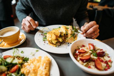 Cafe 'de omlet ve yulaf ezmesi.