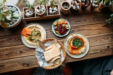 Humus tabağı olan kafede.