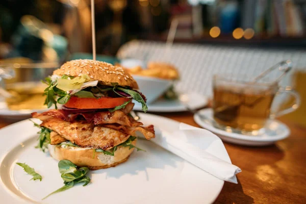 Hambúrguer Delicioso Com Frango — Fotografia de Stock