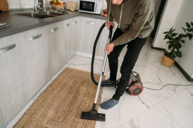 Adam evi temizler, süpürürdü.