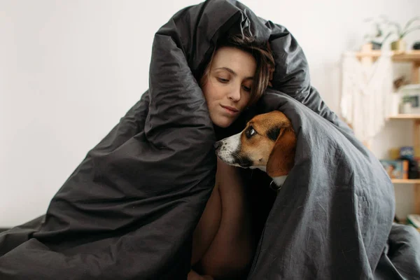 Sabah Bir Köpek Bir Fincan Kahveyle Yatakta — Stok fotoğraf