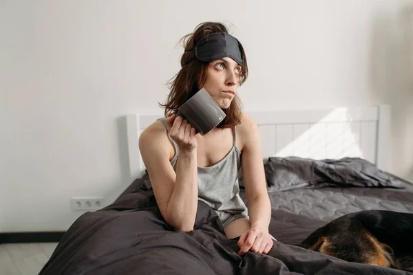 Молода Жінка Погано Сидить Ліжку Чашкою Кави Стокове Фото