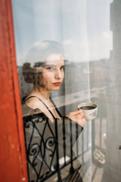 Молода Красива Жінка Чашкою Запашної Кави Стоїть Біля Вікна — стокове фото