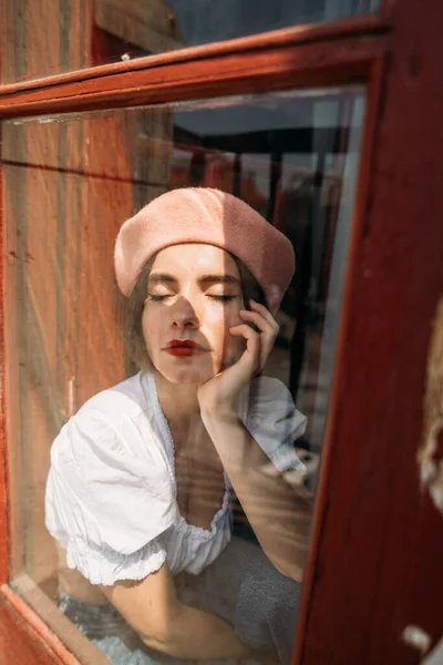 Young Stylish Woman Beret Atmospheric Interior — Stock Photo, Image