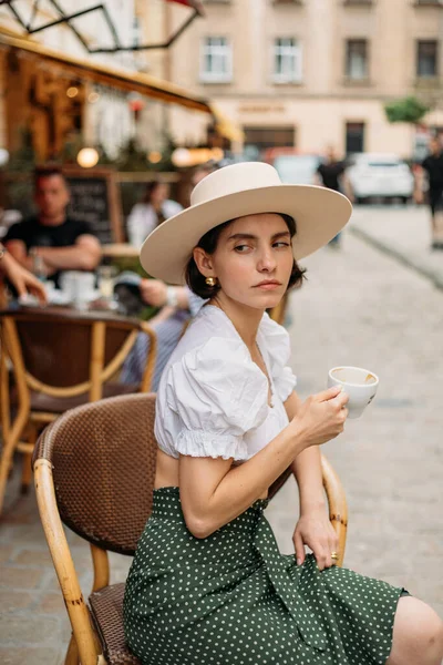 Красива Стильна Молода Жінка Капелюсі Сидить Столом Кафе Каву — стокове фото