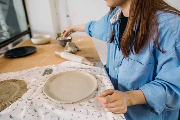 Giovane Donna Vasaio Utensili Con Proprie Mani Nel Proprio Laboratorio — Foto Stock