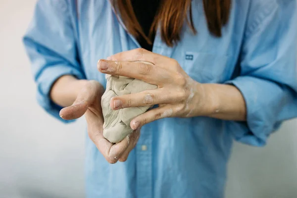 Νεαρή Γυναίκα Αγγειοπλάστρια Φτιάχνει Σκεύη Χέρια Της Στο Εργαστήριό Της — Φωτογραφία Αρχείου