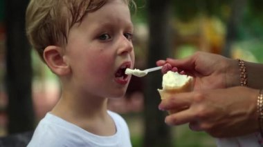 Şirin bebek oğlan bir dondurma yiyor