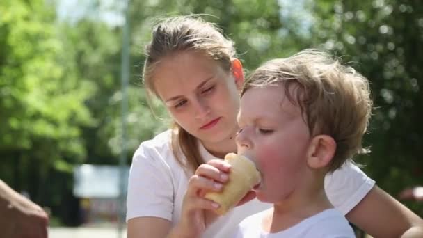 Bonito menino criança está comendo um sorvete — Vídeo de Stock