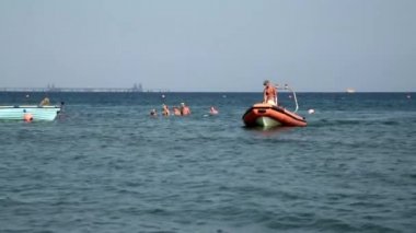 Bir adam bir motorlu tekne sürüş.