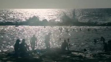 İnsanların dinlenme sahilde