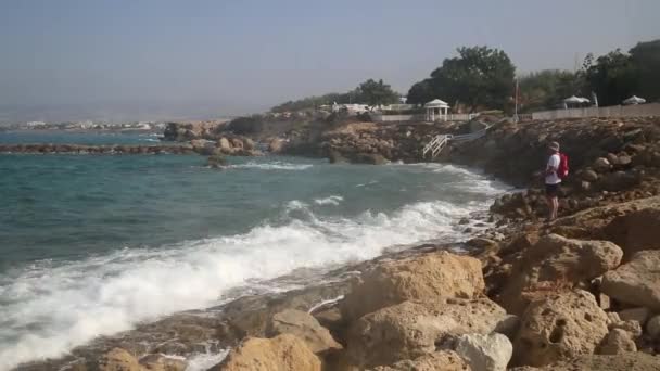 Pescador en la costa del mar — Vídeos de Stock