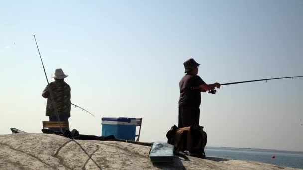 Män fånga fisk vid havet — Stockvideo