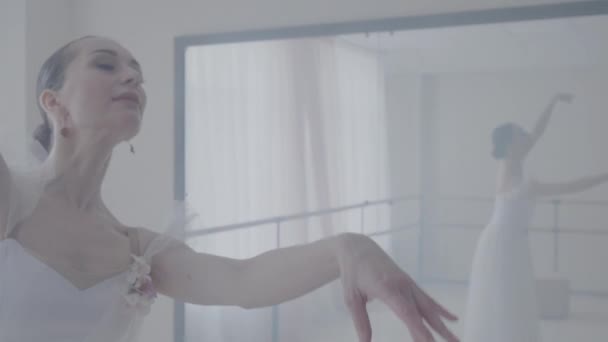 Bailarina dançando em estúdio — Vídeo de Stock