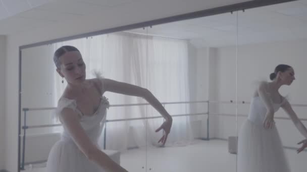 Μπαλαρίνα που χορεύουν στο στούντιο — Αρχείο Βίντεο