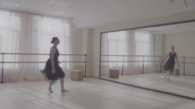 Studio ayna önünde dans balerin