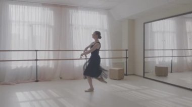 Studio ayna önünde dans balerin