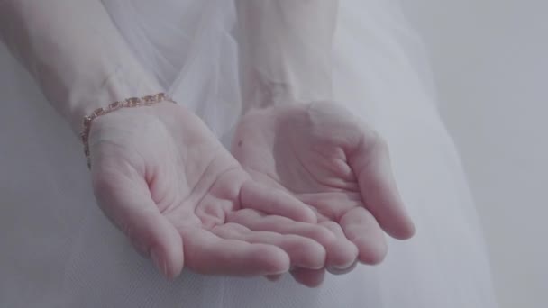 女性の手のひらの宝石 — ストック動画