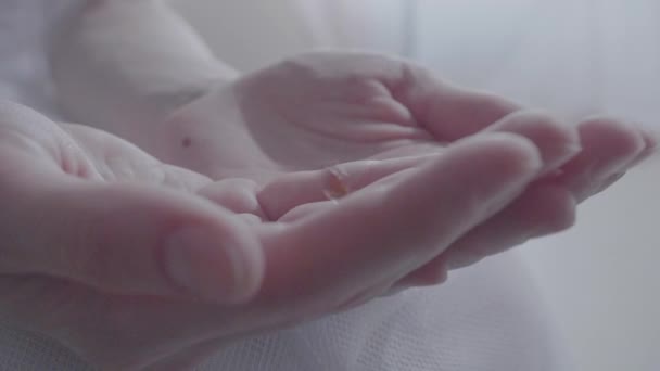 女性手掌不同尺寸的宝石掉落 — 图库视频影像
