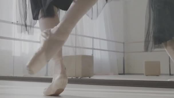 Legs of ballerina in ballet shoes — Stock Video